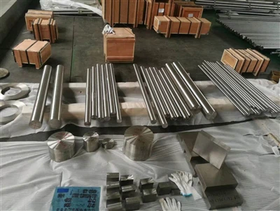 Varie specifiche di pezzi fucinati in lega di titanio pronti per essere consegnati